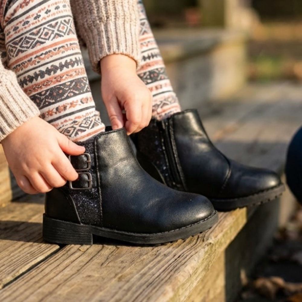 OshKosh B’gosh Black Sparkle Toddler Boots Size 4 Girls Booties Zipper Buckle